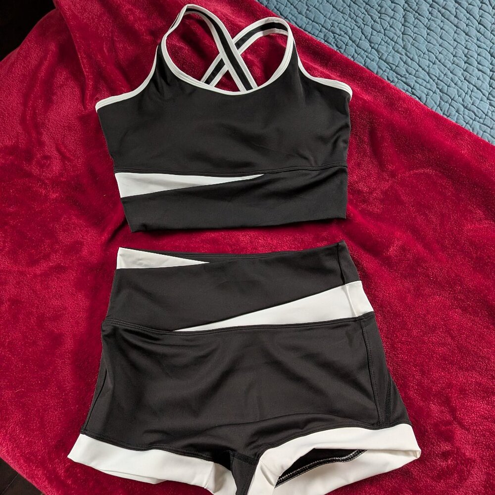 Fern Fitness Women's Contour Top Sports Bra Black and White Size Small